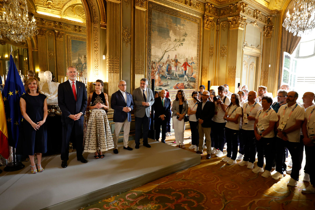 Los reyes Felipe VI y Letizia, durante una recepción al equipo olímpico español, este jueves en la Embajada de España en París. EFE/Juanjo Martín