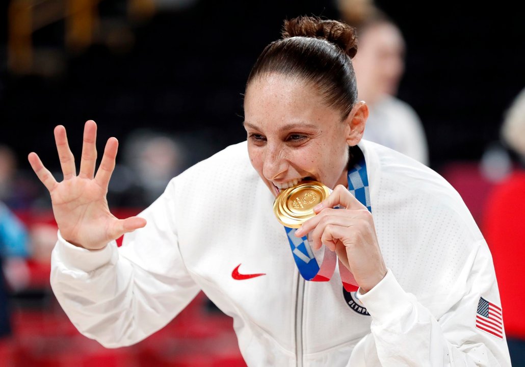 Diana Taurasi, en una foto de archivo con la medalla de oro en la anterior edición de los Juegos Olímpicos. EFE/EPA/KIYOSHI OTA