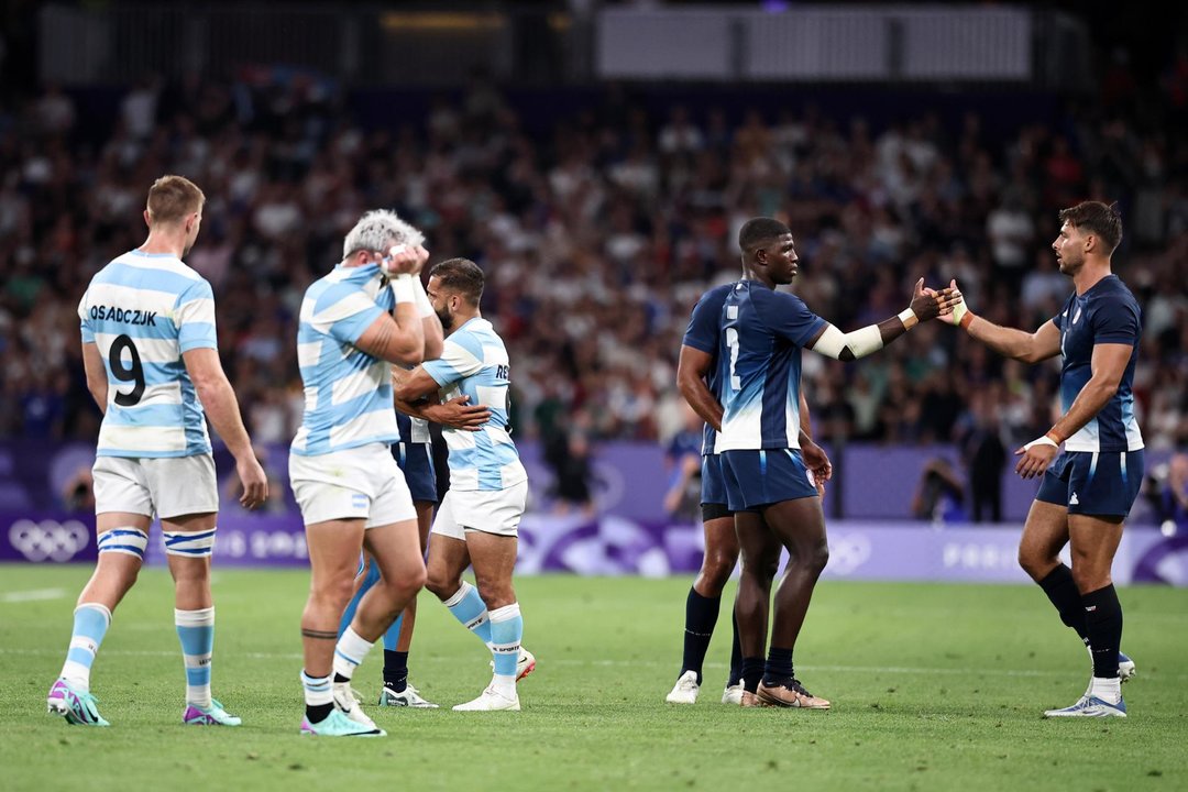 Los jugadores argentinos lamentan la derrota ante Francia. EFE/EPA/CHRISTOPHE PETIT TESSON