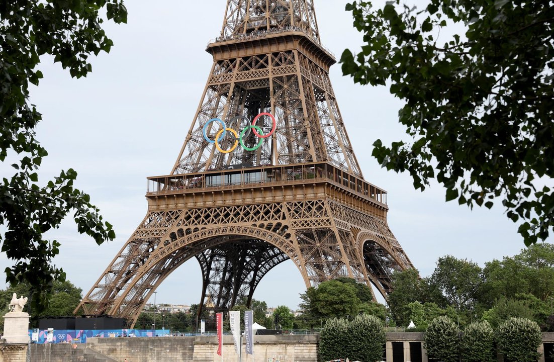 La Torre Eiffel con los aros olímpicos este viernes, día de la inauguración de los Juegos París 2024. EFE/EPA/ALI HAIDER