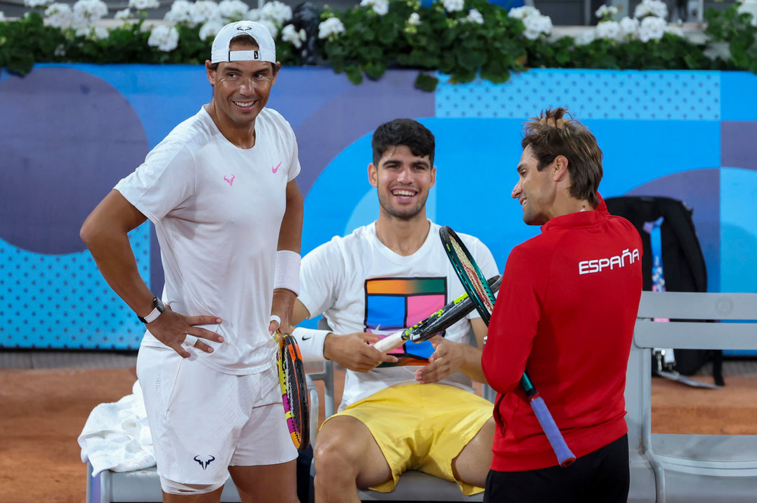 El tenista Rafa Nadal (i) durante un entrenamiento con su compañero, Carlos Alcaraz (C), y con el otro dueto español, formado por Marcel Granollers y Pablo Carreño, en el marco de los Juegos Olímpicos de París 2024. A la derecha, el seleccionador, David Ferrer. EFE/ Kiko Huesca