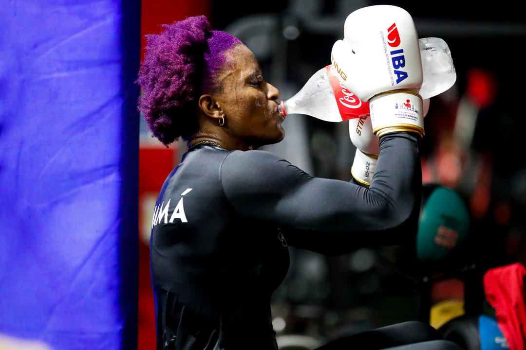 Con 35 años, un buen puñado de medallas internacionales y en su tercera cita olímpica, la boxeadora panameña Atheyna Bylon se alista para hacer realidad su más caro sueño: subir al podio en París para colgarse el más importante de los metales. EFE/ Bienvenido Velasco (ARCHIVO)