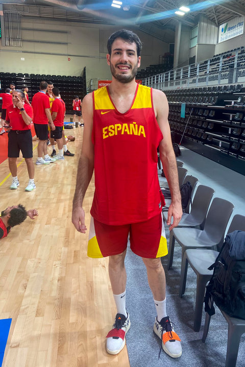 VILLENEUVE-D'ASCQ (LILLE, FRANCIA), 26/07/2024.-Álex Abrines, bronce olímpico en Río 2016, tras un entrenamiento de la selección española de baloncesto este viernes, en el Palacium de Villeneuve-d'Ascq (Francia). Alex Abrines (Palma, 1993), alero de la selección española de baloncesto, es, junto a Rudy Fernández -que marcará un hito al convertirse en el primero del mundo en disputar seis Juegos-, Sergio Llull y Willy Hernángomez, uno de los 'supervivientes' del equipo que ganó la última medalla olímpica para España en este deporte: la de bronce, en los Juegos de Río de Janeiro (Brasil), en 2016. EFE/ Adrián R. Huber