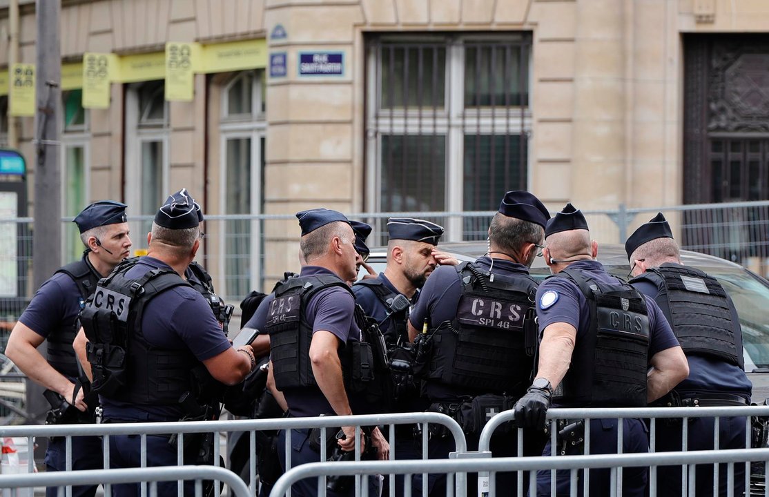 Más de 50.000 policías, gendarmes y militares constituyen esta tarde el mayor dispositivo de fuerzas del orden que se ha desplegado en París, con ocasión de la ceremonia de inauguración de los Juegos Olímpicos que ha trastocado totalmente el transporte y el funcionamiento habitual de la ciudad. EFE/EPA/RONALD WITTEK