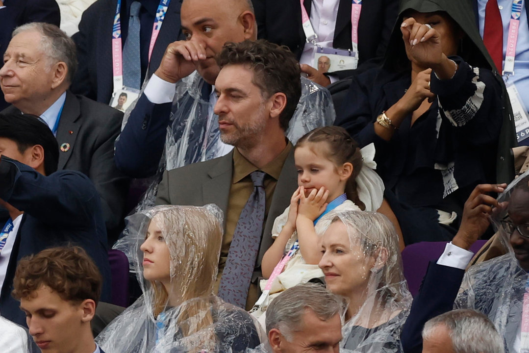 El exjugador de baloncesto Pau Gasol con su hija en brazos en la tribuna de autoridades en la Plaza del Trocadero durante la ceremonia de inauguración de los Juegos Olímpicos de París 2024, este viernes en la capital francesa. EFE/ Juanjo Martín