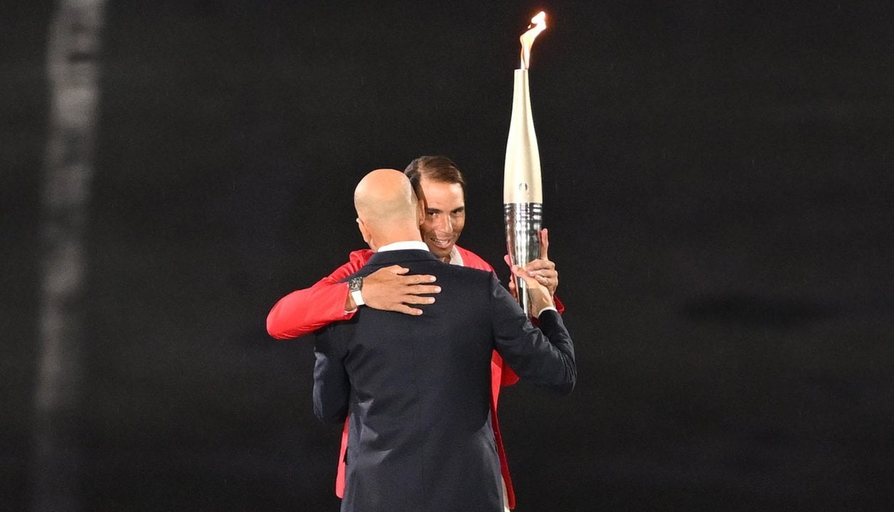 Nadal recibe la antorcha olímpica de Zidane EFE/EPA/Joel Marklund