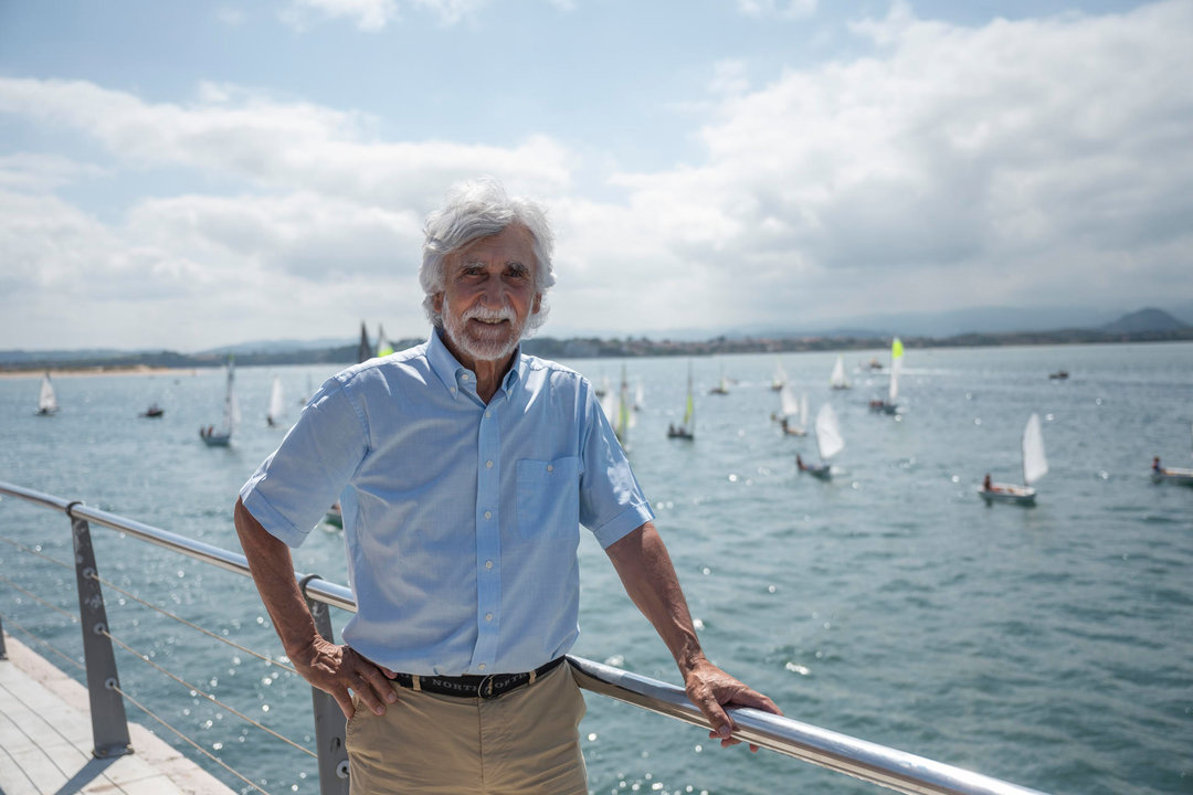 El primer ganador de un oro olímpico para España en vela, Jan Abascal, quien fue, además, abanderado de España en los Juegos de Los Ángeles'84, augura un buen resultado para los regatistas españoles en París, ya que, a su juicio, tienen "muchas posibilidades" de medalla, incluso de conseguir el oro, tal y como apuntó en una entrevista con EFE en Santander. EFE/Pedro Puente Hoyos