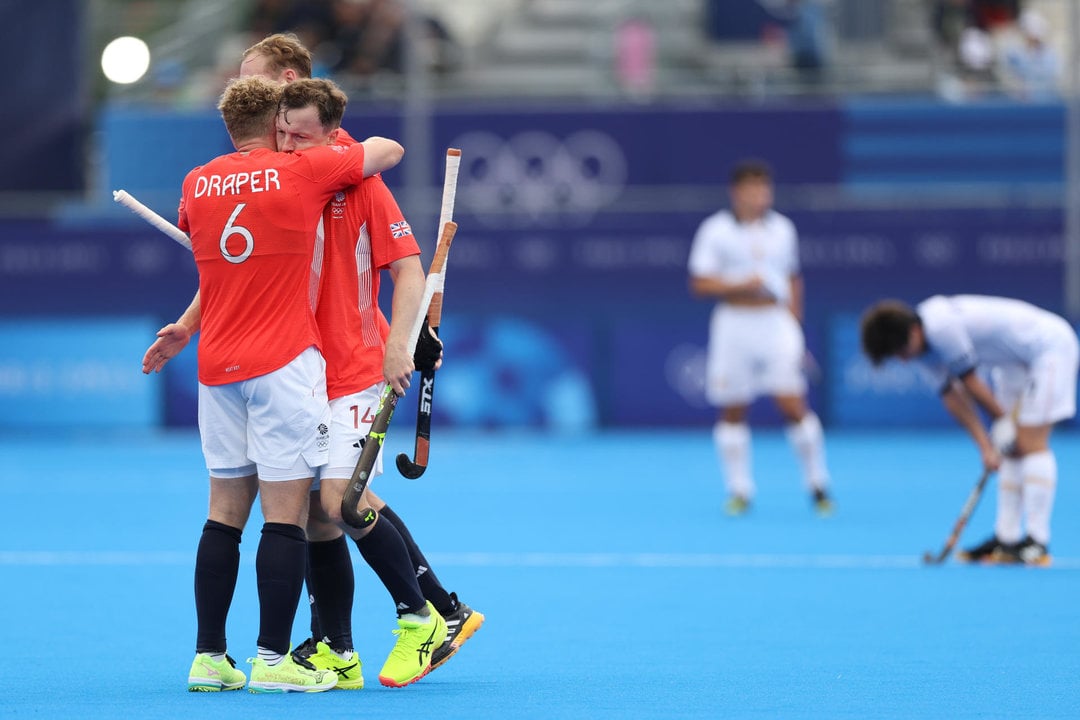 - Los jugadores británicos Jacob Draper (i) y James Albery (2i) celebran tras marcar contra España durante su partido de hockey de los Juegos Olímpicos de París 2024 disputado este sábado en el estadio Yves-du-Manoir. EFE/ Sashenka Gutiérrez