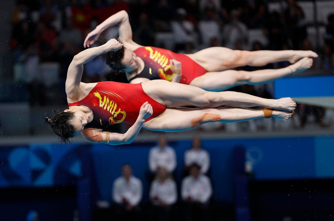 Las chinas Yiwen Chen y Yani Chang se convirtieron en las primeras campeonas olímpicas de saltos de los Juegos de París tras imponerse este sábado en la final femenina de sincronizados desde trampolín de 3 metros. EFE/EPA/MAST IRHAM