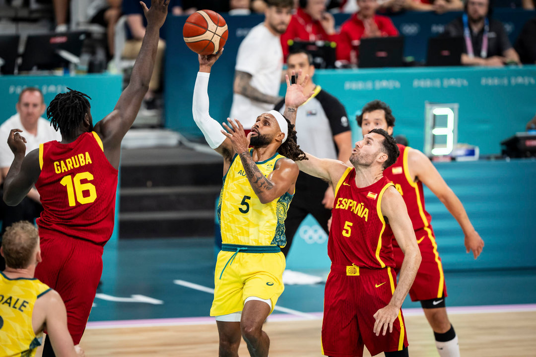 - Rudy Fernández, (d), capitán de la Selección española, se convirtió este sábado, en el primer baloncestista de la historia en participar en seis Juegos Olímpicos. EFE/FIBA/Talel Nacer -SOLO USO EDITORIAL/SOLO DISPONIBLE PARA ILUSTRAR LA NOTICIA QUE ACOMPAÑA