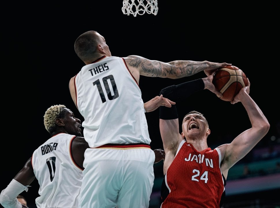 El jugador japonés Josh Hawkinson (d) en acción abte los alemanes Isaac Bonga (I) y Daniel Theis en el Pierre Mauroy Stadium en Villeneuve-d'Ascq, Francia. EFE/EPA/ALEX PLAVEVSKI