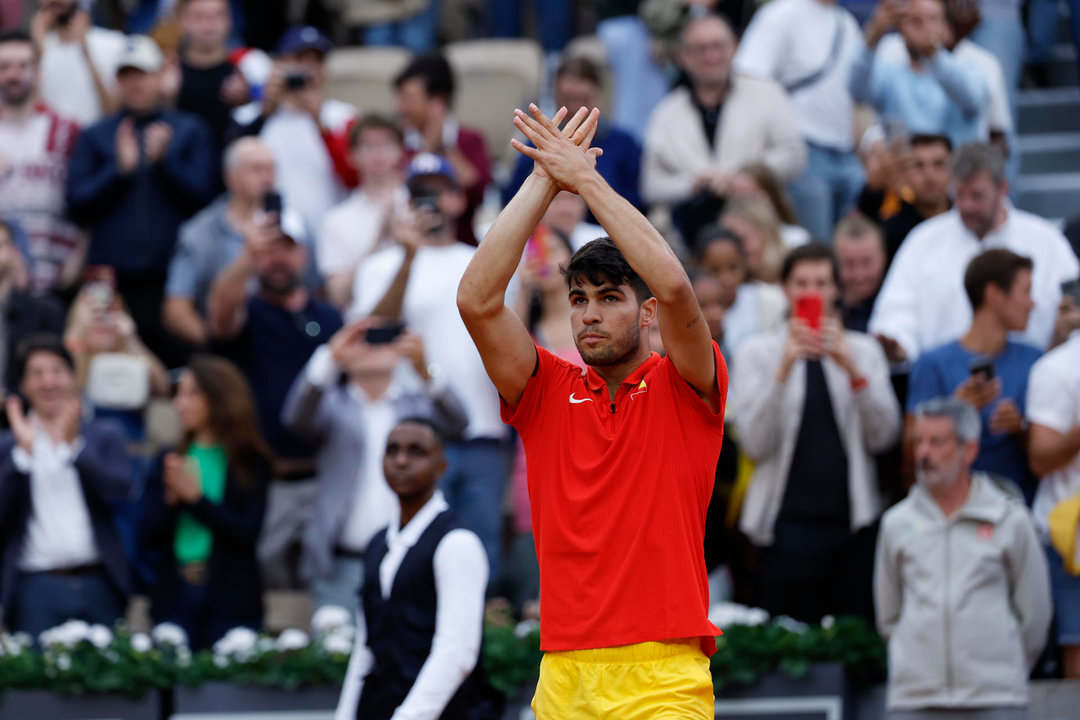 El tenista español Carlos Alcaraz durante su partido ante el libanés Hady Habib, correspondiente a la primera ronda individual masculino de tenis de los Juegos Olímpicos de París 2024 este sábado en París. EFE/ Juanjo Martín