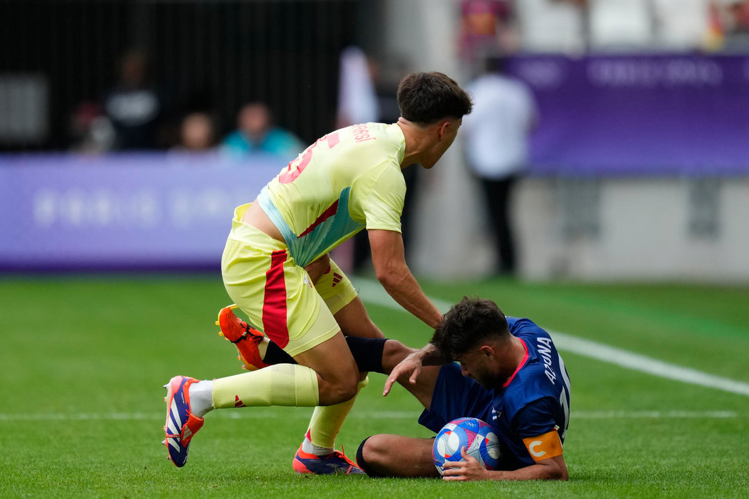 El delantero Edison Azcona (d) de República Dominicana disputa un balón ante el defensa español Pau Cubarsí durante el partido de fútbol masculino del Grupo C de primera ronda de los Juegos Olímpicos de París 2024, entre R.Dominicana y España, celebrado, en el Estadio de Burdeos (Francia). EFE/ M.Reino