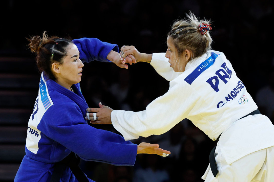 La judoca paraguaya Gabriela Narvaez (blanco) compite ante la kazaja Abiba Abuzhakynova durante la repesca de Judo 48 kg Femenino de los Juegos Olímpicos de París 2024 este sábado, en la capital francesa. EFE/ Chema Moya