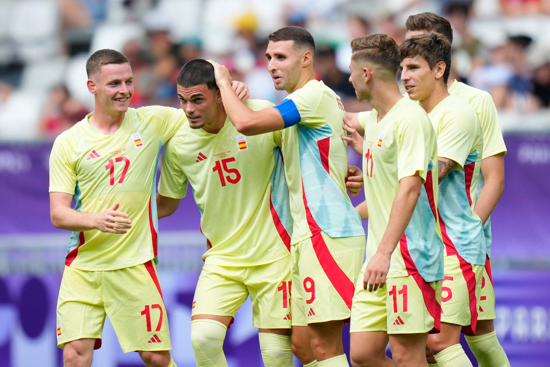 El defensa español Miguel Gutiérrez (2i) celebra tras anotar el 1-3 ante R.Dominicana durante el partido del Grupo C de fútbol masculino de los Juegos Olímpicos de París 2024 disputado este sábado en el Estadio de Burdeos. EFE/ M. Reino