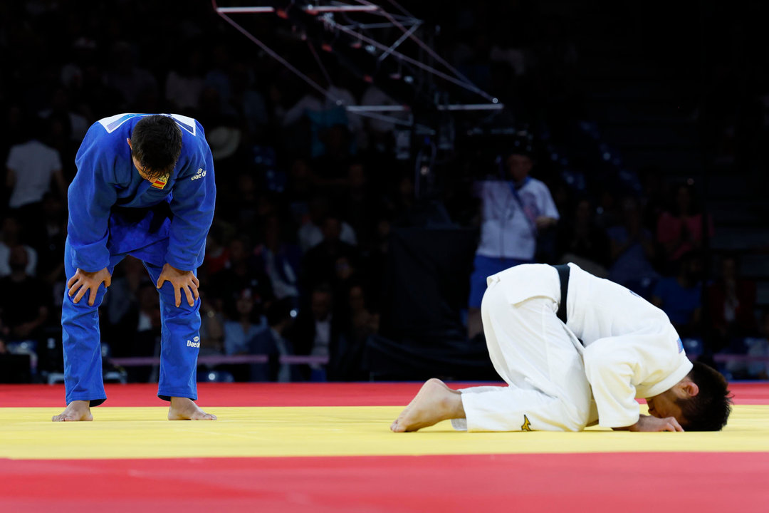 El judoca español Francisco Garrigos (azul) compite ante el kazajo Yeldos Smetov durante la semifinal de la tabla A de Judo -60 kg Masculino de los Juegos Olímpicos de París 2024 este sábado, en la capital francesa. EFE/ Chema Moya