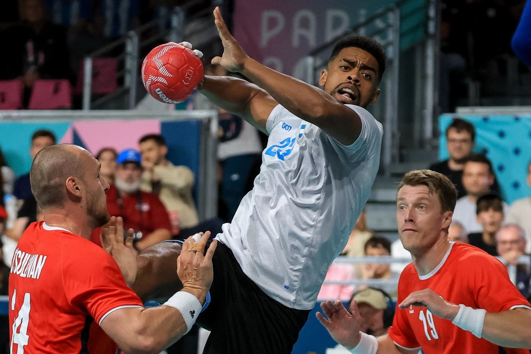 El argentino James Parker (c) en acción ante el noruego Christian Osullivan durante el debut de Noruega y Argentina en los Juegos de París. EFE/EPA/MARTIN DIVISEK