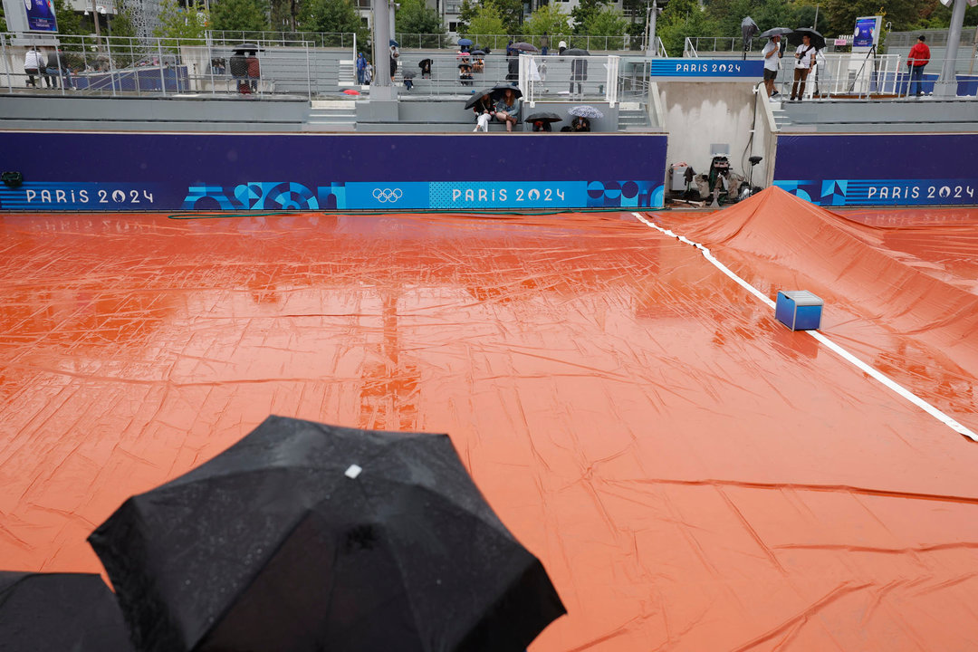 Treinta y ocho de los cuarenta y siete partidos fijados en el orden del día de la primera jornada del torneo olímpico de tenis de París 2024 han sido definitivamente cancelados a causa de la lluvia. EFE/ Juanjo Martin