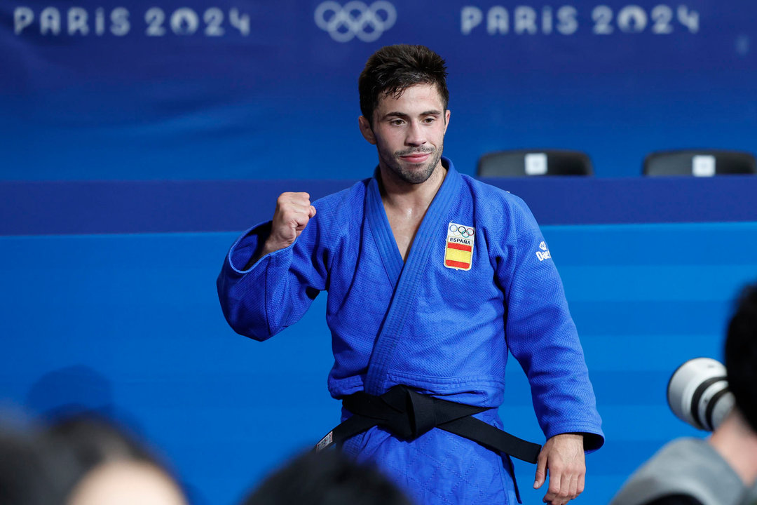 El judoca español Francisco Garrigos tras lograr la medalla de bronce al finalizar su combate de Judo -60 kg Masculino ante el georgiano Giorgi Sardalashvili, durante los Juegos Olímpicos de París 2024 este sábado, en la capital francesa. EFE/ Chema Moya