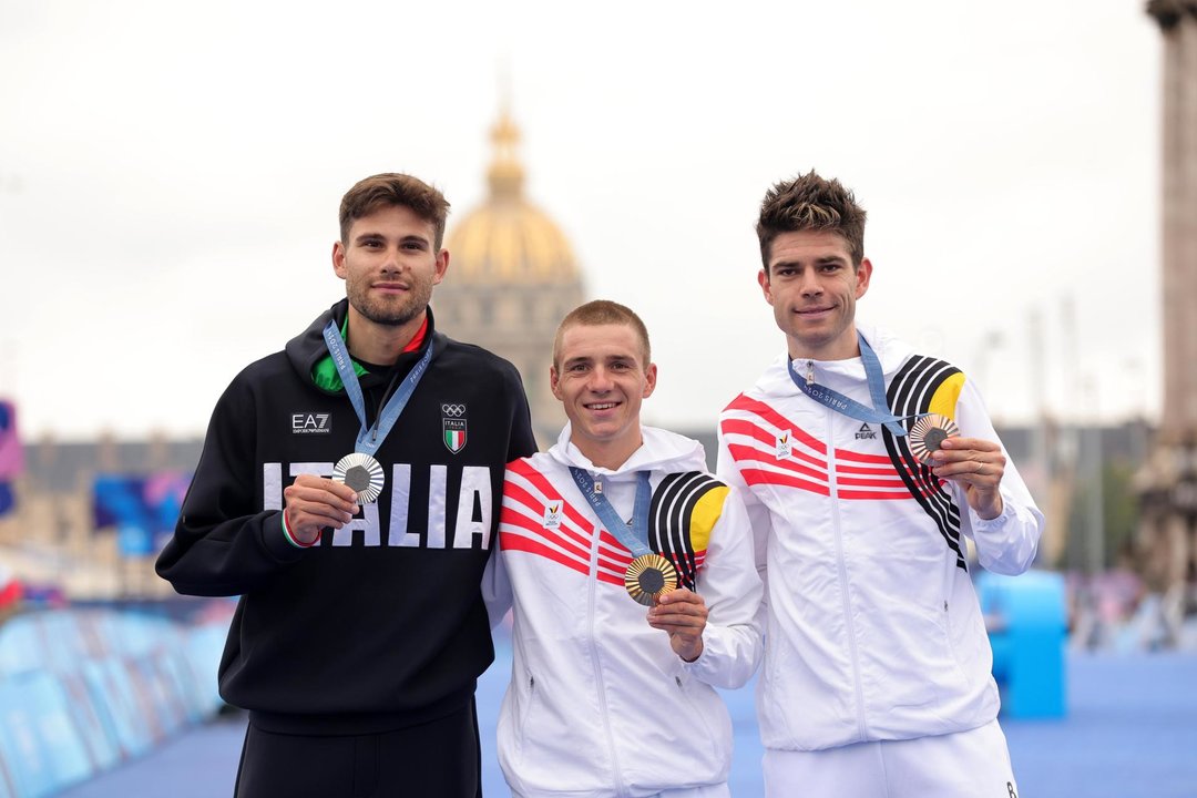 (I-D) El medallista de platal el italiano Filippo Ganna, el campeón olímpico, el belga Remco Evenepoel o y su compatriota van Aert of Belgium en el Pont Alexandre III en París, Francia. EFE/EPA/TERESA SUAREZ