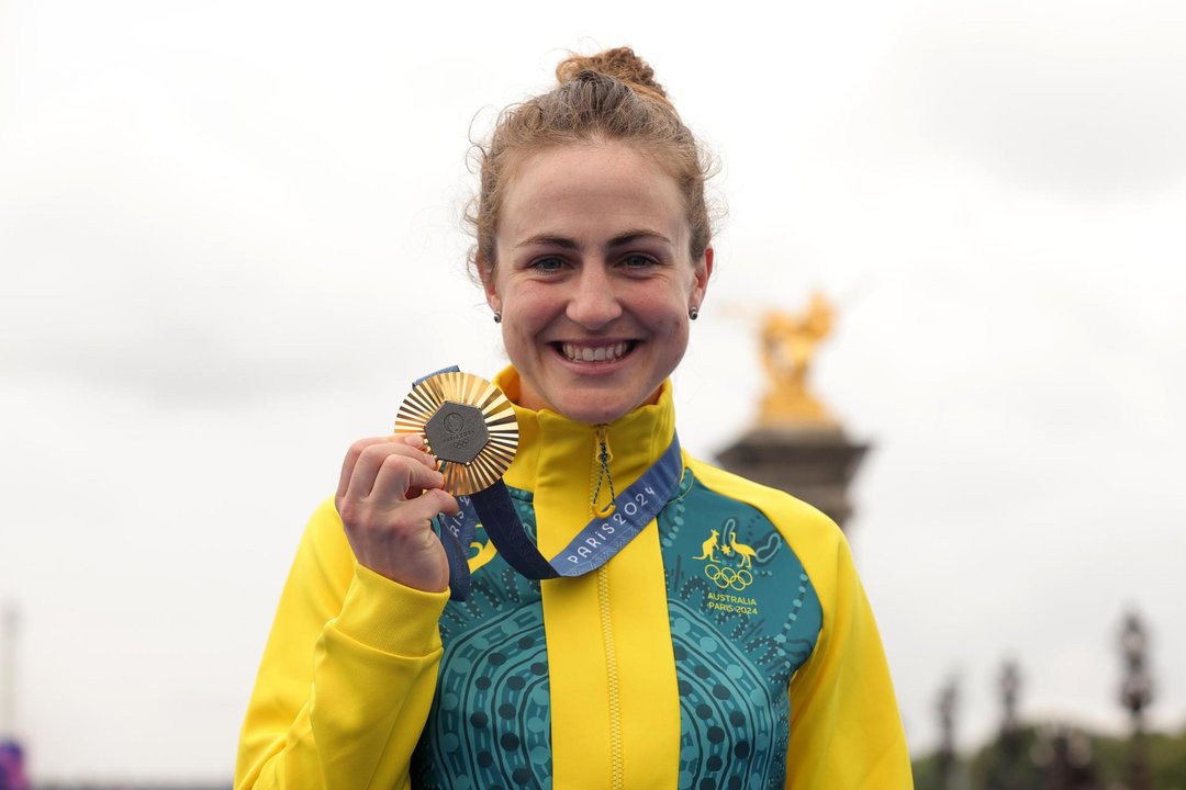 La australiana Grace Bronwn, campeona olímpica contrarreloj, con la medalla de oro en el Pont Alexandre III en París, Francia. EFE/EPA/TERESA SUAREZ