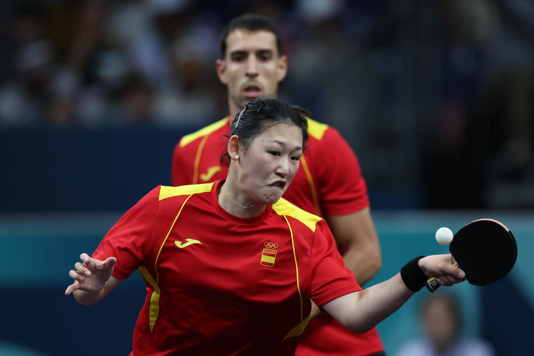 La pareja española, María Xiao y Álvaro Robles, durante el partido de Octavos de Final de Dobles Mixto de Tenis de Mesa, disputado ante la pareja brasileña compuesta por Vitor Ishiy y Bruna Takahashi, en los Juegos Olímpicos de París 2024 este sábado, en la capital francesa. EFE/ Kiko Huesca