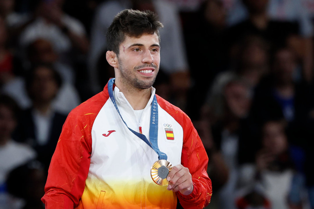 El judoca español Francisco Garrigos con la medalla de bronce al finalizar los combates de Judo -60 kg Masculino, durante los Juegos Olímpicos de París 2024 este sábado, en la capital francesa. EFE/ Chema Moya