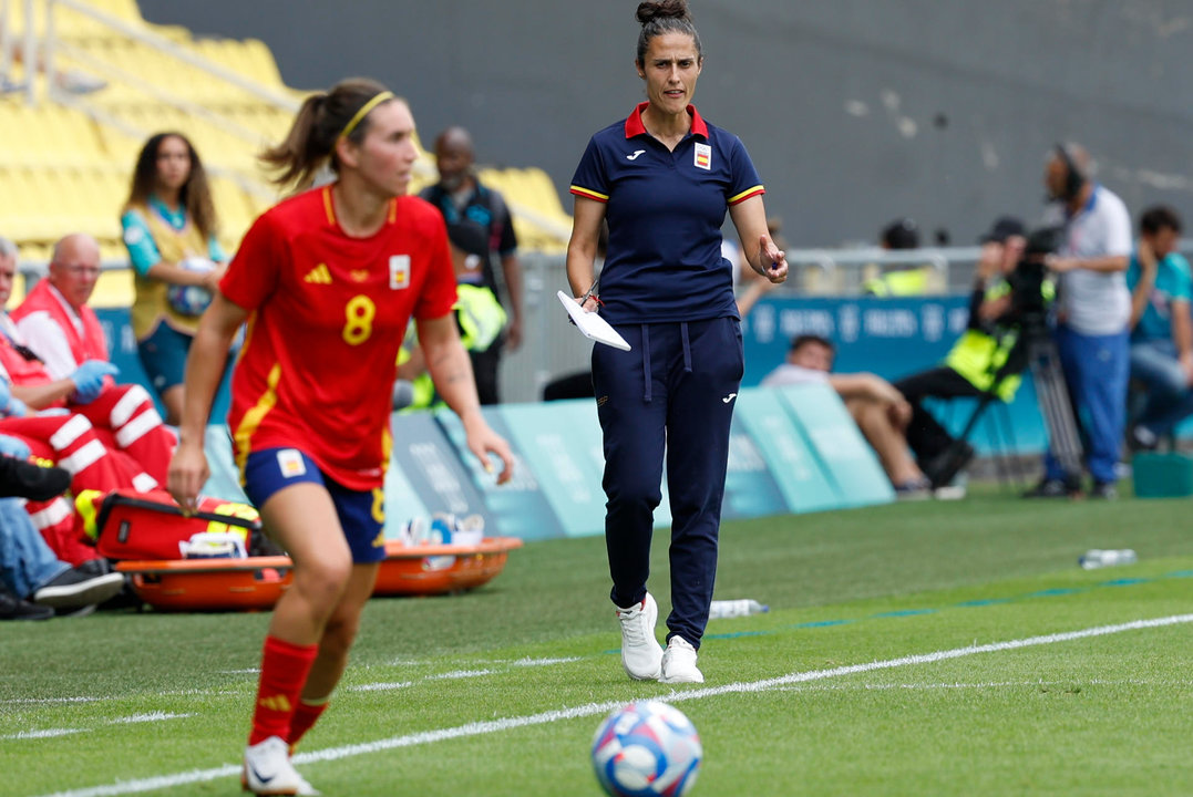 La seleccionadora española, Montse Tomé (d), durante el partido de la fase de grupos de los Juegos Olímpicos que España y Japón en el Estadio de la Beaujoire de Nantes (Francia). EFE/ Miguel Toña