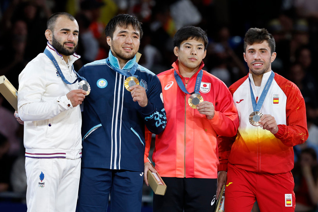 Los judocas ganadores de medalla en la disciplina de Judo -60 kg Masculino, el kazajo Yeldos Smetvov (2i) medalla de oro, el francés Luka Mkheidze (i) medalla de plata, y el español Francisco Garrigos (d) y el japonés Ryuju Nagayama con medallas de bronce, durante los Juegos Olímpicos de París 2024 este sábado, en la capital francesa. EFE/ Chema Moya