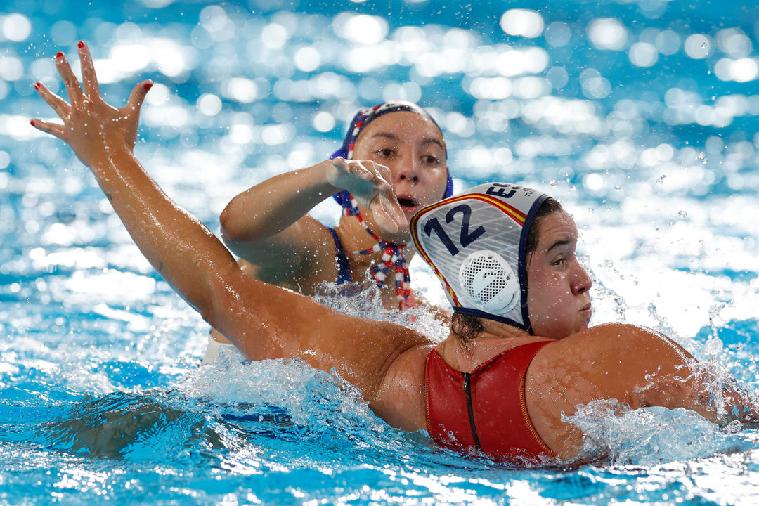 Paula Leiton (d) de España en acción ante Francia durante el partido de la ronda preliminar del Grupo B de Waterpolo Femenino, entre Francia y España, de los Juegos Olímpicos de París 2024 este sábado en el Centro Acuático de la capital francesa. EFE/ Julio Muñoz