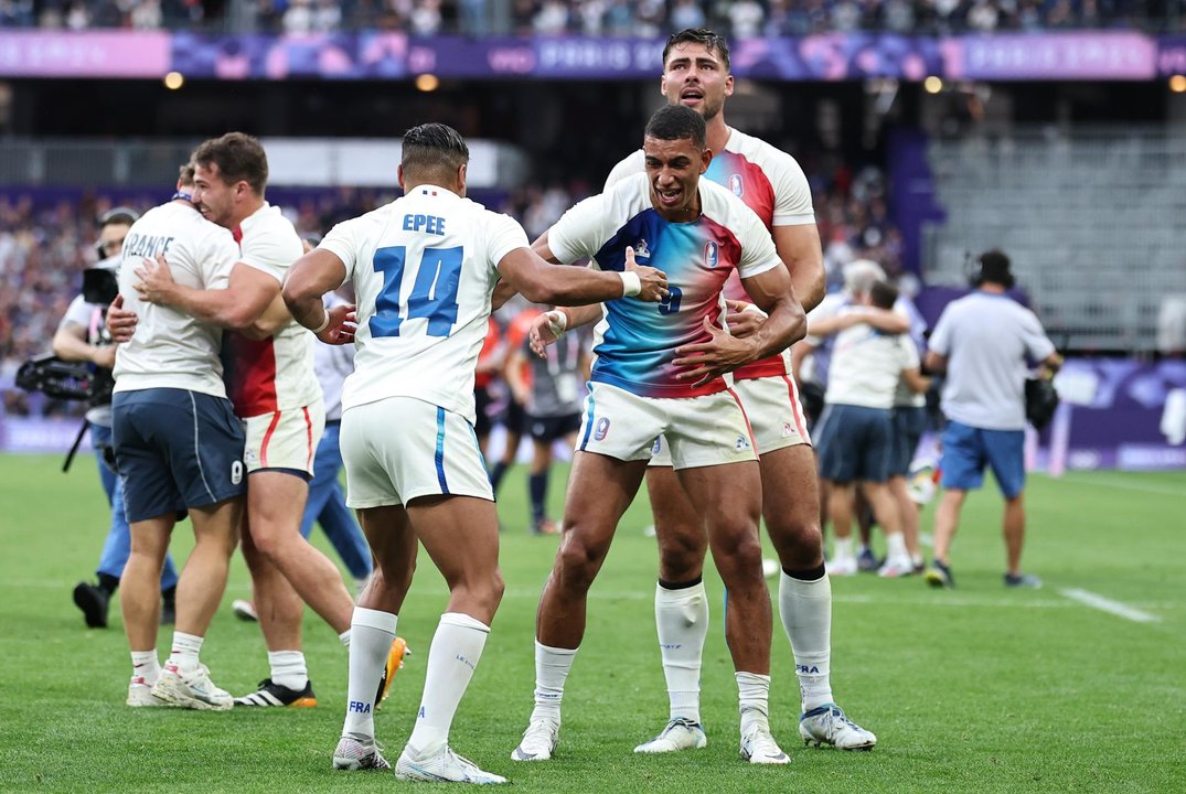 La selección francesa de rugby 7 celebra el oro en Saint Denis, París, Francia. EFE/EPA/CHRISTOPHE PETIT TESSON