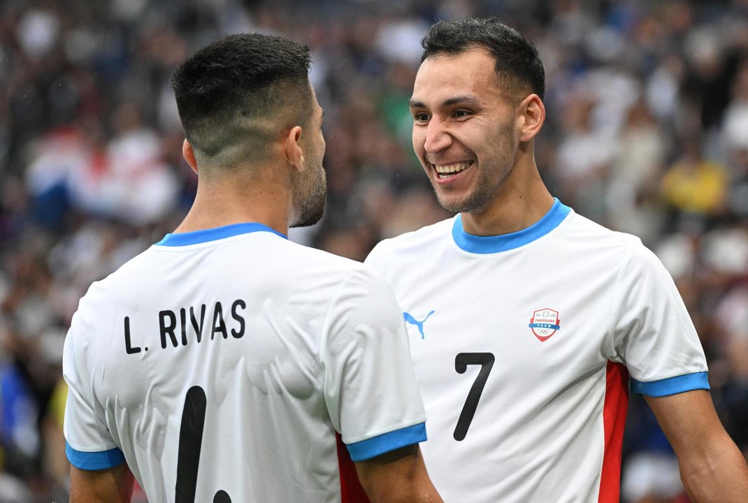 El fútbol paraguayo Marcelon Fernandez celebra e l0-1 durante el partido del grupo D que han njugado Israel y Paraguay en el Parque de los Príncipes en París. EFE/EPA/CAROLINE BLUMBERG