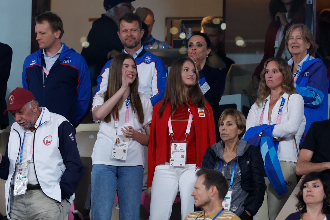 La princesa Leonor (c-d) y la infanta Sofía (c-i) tras la victoria española en el partido de dobles entre los tenistas españoles Rafael Nadal y Carlos Alcaraz y los argentinos Máximo González y Andrés Molteni, correspondiente a la primera ronda de dobles masculino de tenis de los Juegos Olímpicos de París 2024 este sábado en la pista Phillipe Chatrier de París. EFE/ Juanjo Martín