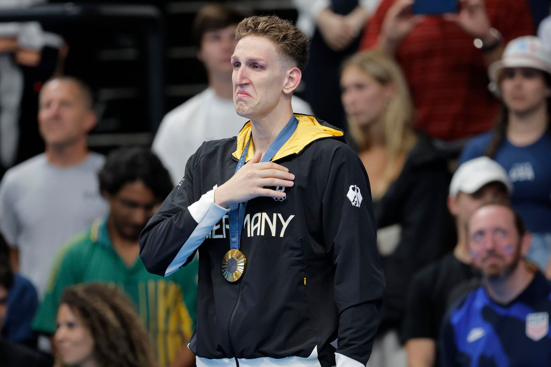 El nadador alemán Lukas Maertens con la medalla de oro tras la final de 400m Estilo Libre Masculino de los Juegos Olímpicos París 2024, este sábado, en París, Francia. EFE/Lavandeira Jr.