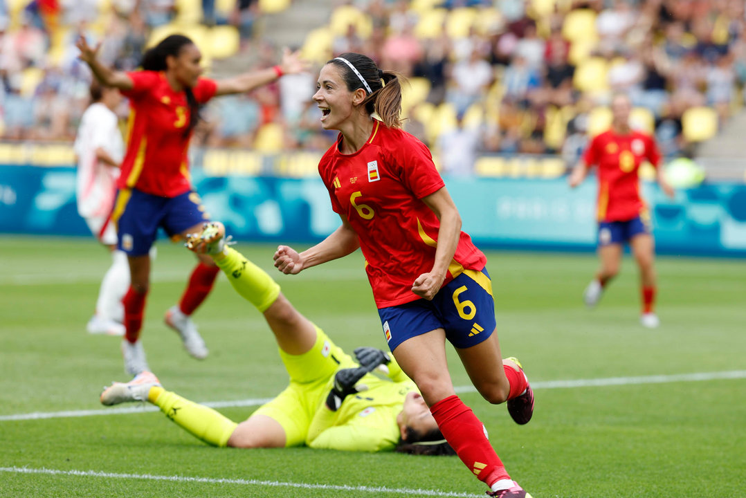 La centrocampista española Aitana Bonmatí celebra tras marcar el 1-1 durante el partido de la fase de grupos de los Juegos Olímpicos que España y Japón disputaronen el Estadio de la Beaujoire de Nantes (Francia). EFE/Miguel Toña