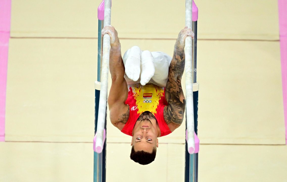 El gimnasta español Néstor Abad compite en la prueba de barras, parte de la clasificación masculina de Gimnasia Artística este sábado, durante los Juegos Olímpicos de París 2024, en el Bercy Arena de la capital francesa. E EFE/EPA/CHRISTIAN BRUNA