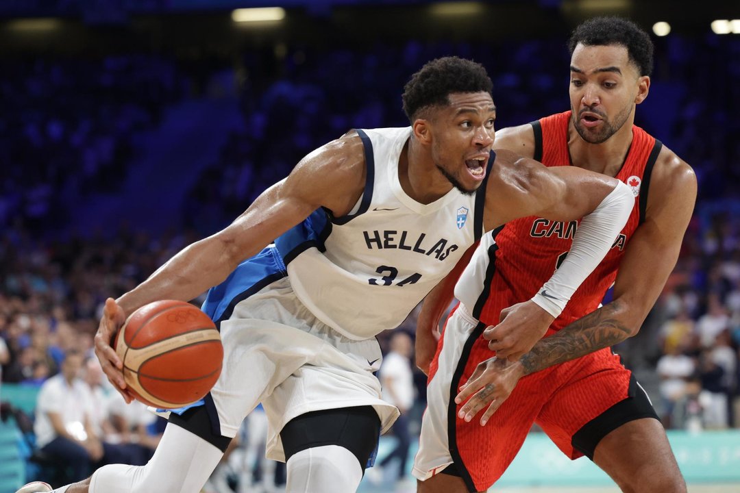 El pívot griego Giannis Antetokounmpo durante el partido que han jugado Grecia y Canadá en Villeneuve-d'Ascq, Francia. EFE/EPA/ALEX PLAVEVSKI