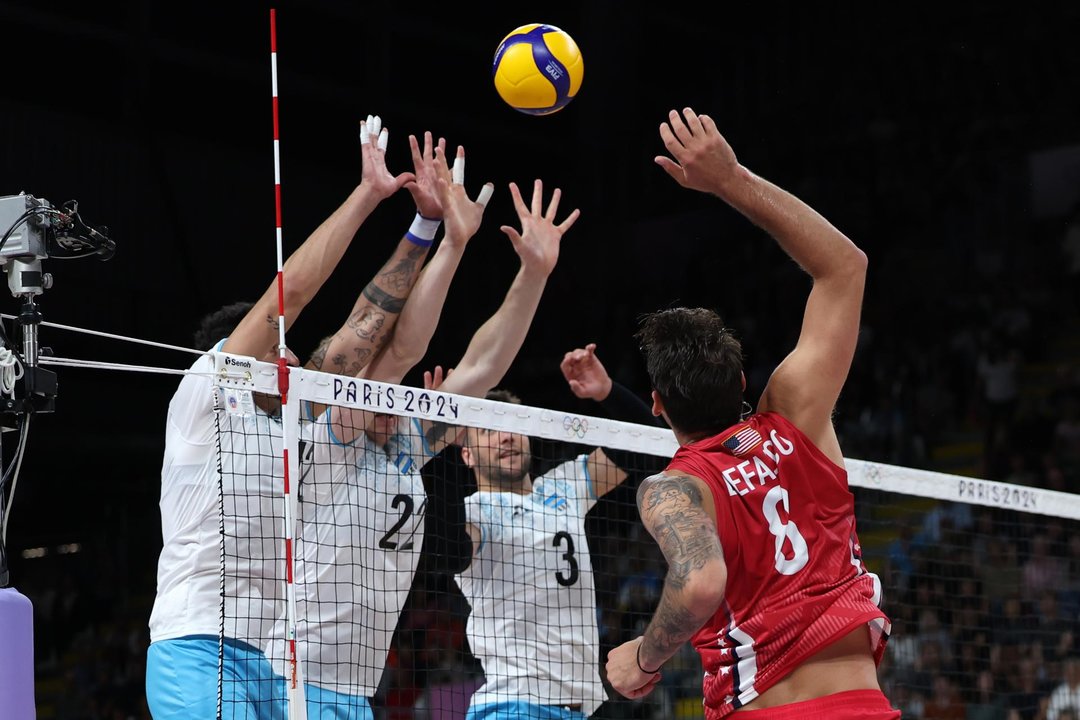 El estadounidense Torey DeFalco (d) en accion ante varios jugadores argentinos en el partido jugado en el South Paris Arena in Paris, Francia. EFE/EPA/MOHAMMED BADRA