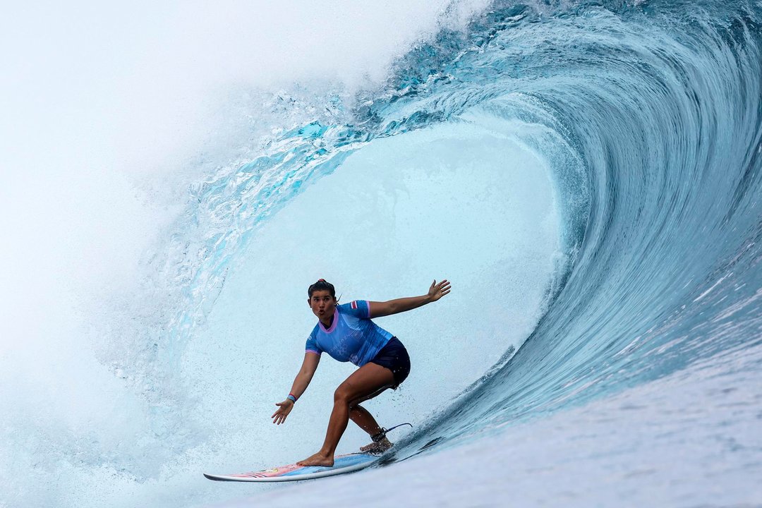 Brisa Hennessy, de Costa Rica durante la primera ronda de la competición de surf este sábado en Teahupo'o, Tahití. EFE/EPA/FAZRY ISMAIL