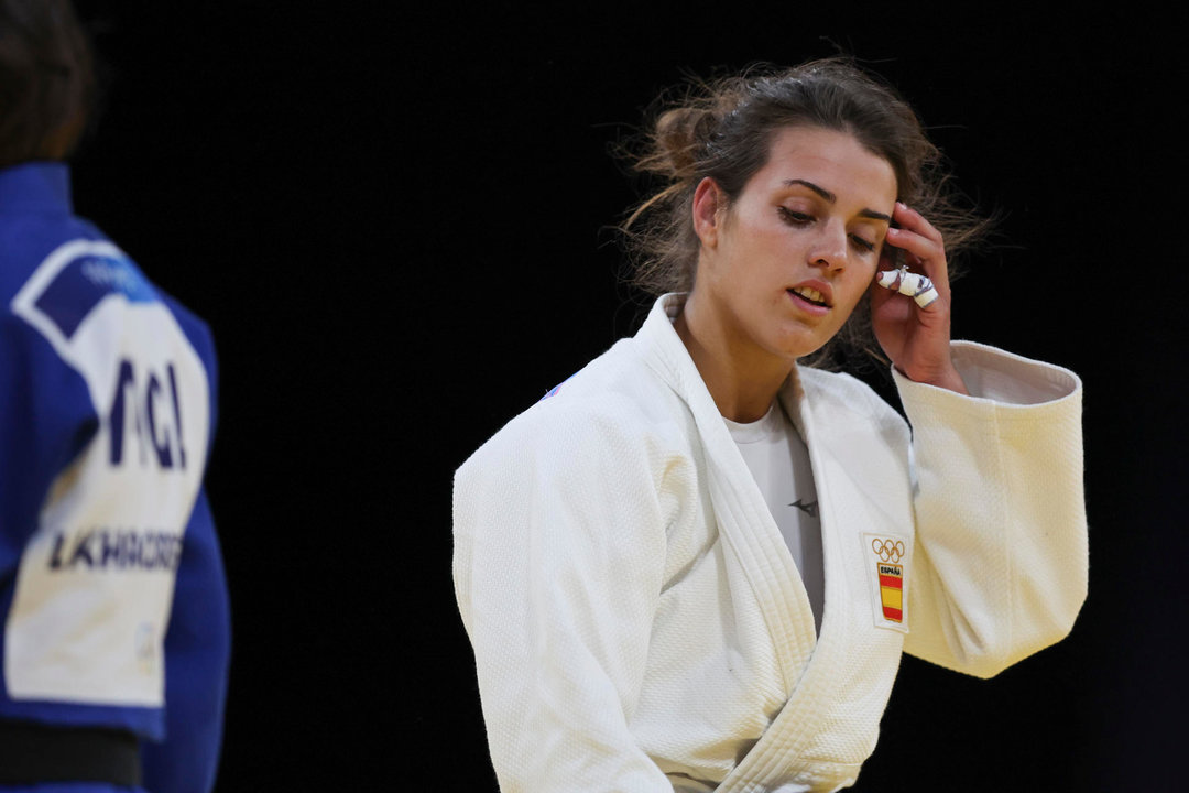 La judoca española Ariane Toro Soler durante su combate eliminatorio de judo femenino en la categoría de -52 kilos ante Sosorbaram Lkhagvasuren, de Mongolia, este domingo en París. EFE/ Miguel Gutiérrez