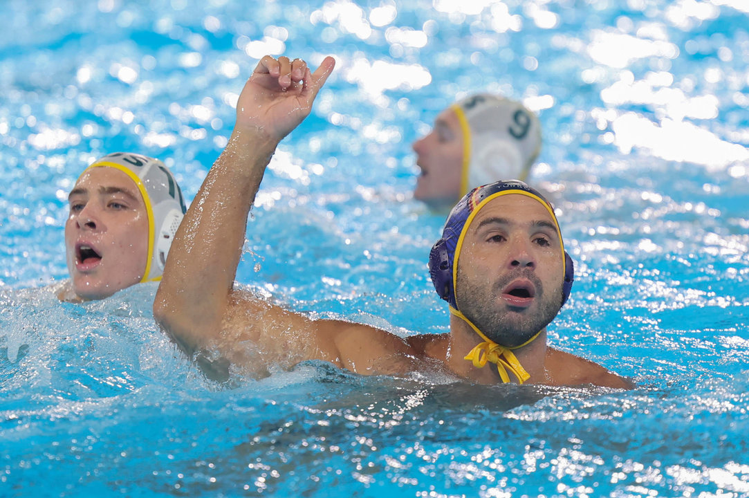 El jugador español Felipe Perrone celebra tras marcar un gol a Australia durante el partido de waterpolo de losJuegos de París 2024 disputado este domingo en el Centro Acuático de París (Francia). EFE/ Kiko Huesca