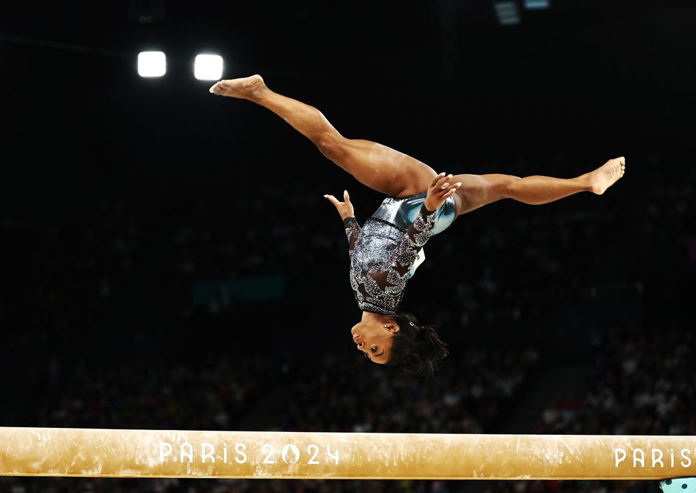 Con un ejercicio de barra soberbio, precedida por una ovación atronadora en el pabellón de Bercy, la estadounidense Simone Biles regresó este domingo al escenario olímpico. EFE/EPA/ANNA SZILAGYI