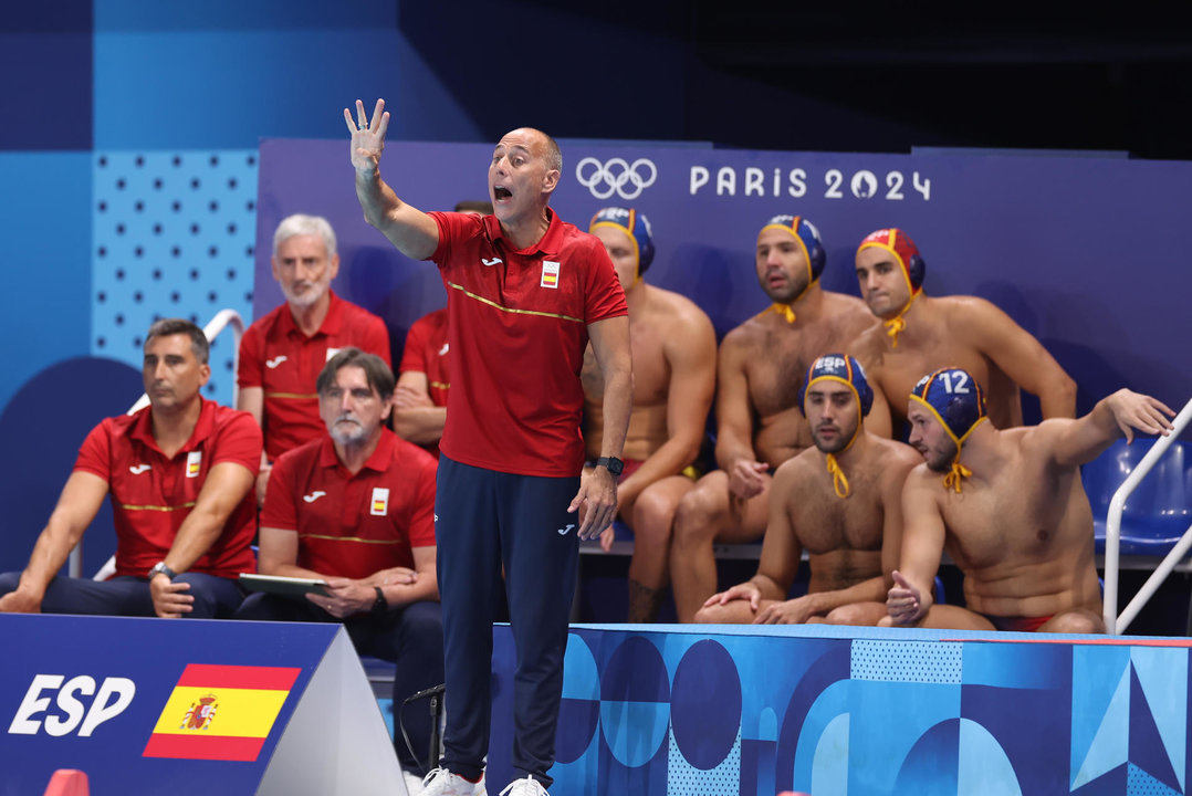 l seleccionador del equipo español de waterpolo masculino, David Martín Lozano (c), da instrucciones a sus jugadores durante el partido de este domingo frente a Australia. EFE/ Kiko Huesca