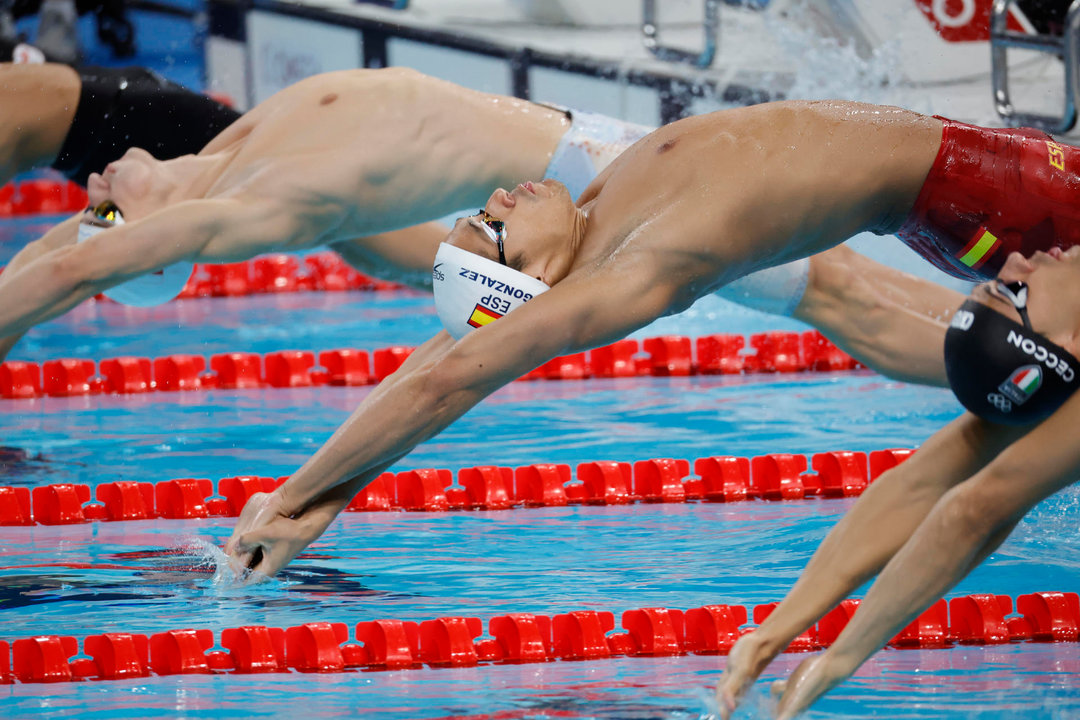 El español Hugo González de Oliveira tras competir en la cuarta manga de los cuartos de final de los 100m espalda masculinos en La Defense Arena en Nanterre, Francia, con motivo de los Juegos Olímpicos París 2024, este domingo. EFE/ Lavandeira Jr