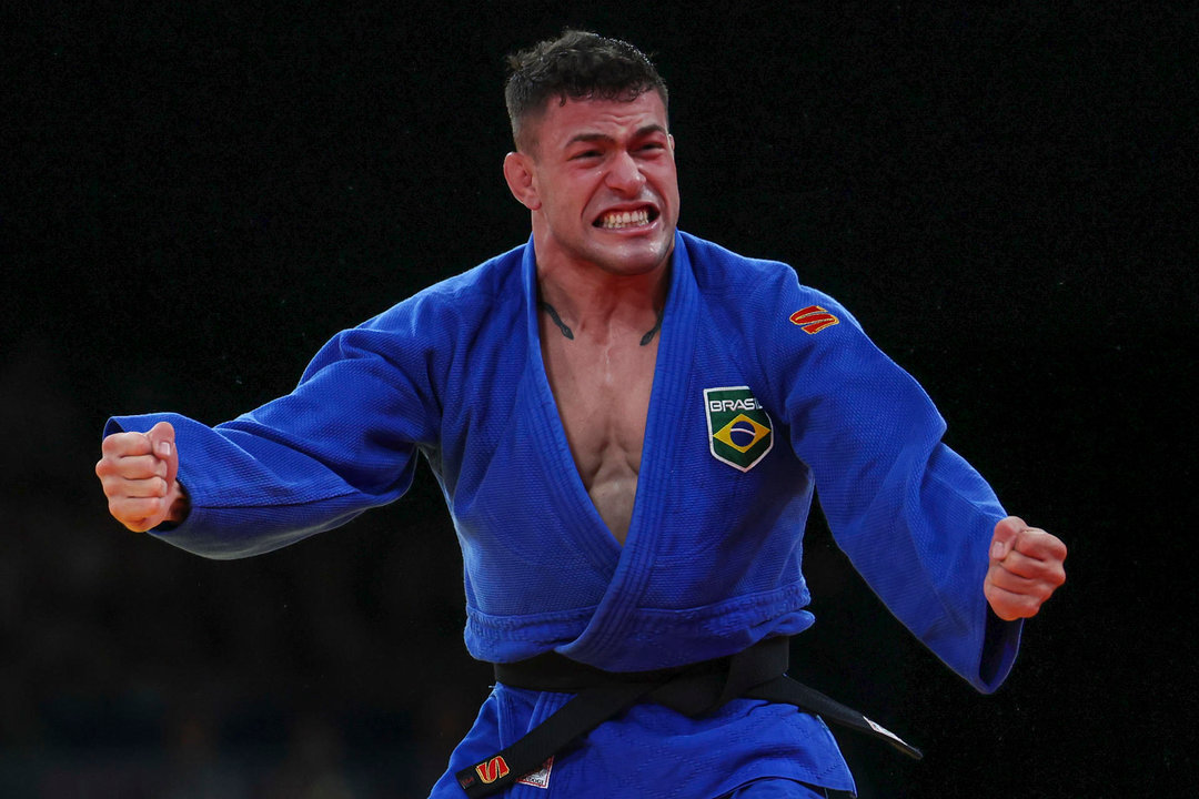 El judoca brasileño William Lima celebra tras imponerse a Baskhuu Yondonperenlei, de Mongolia. EFE/ Miguel Gutiérrez