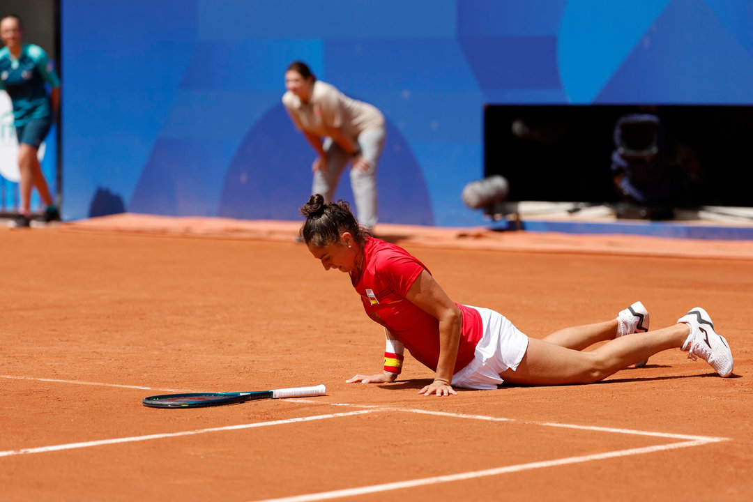 La tenista española Sara Sorribes cae durante su partido de primera ronda individual femenina de los Juegos Olímpicos de París 2024 contra la checa Barbora Krejcikova. EFE/ Juanjo Martín