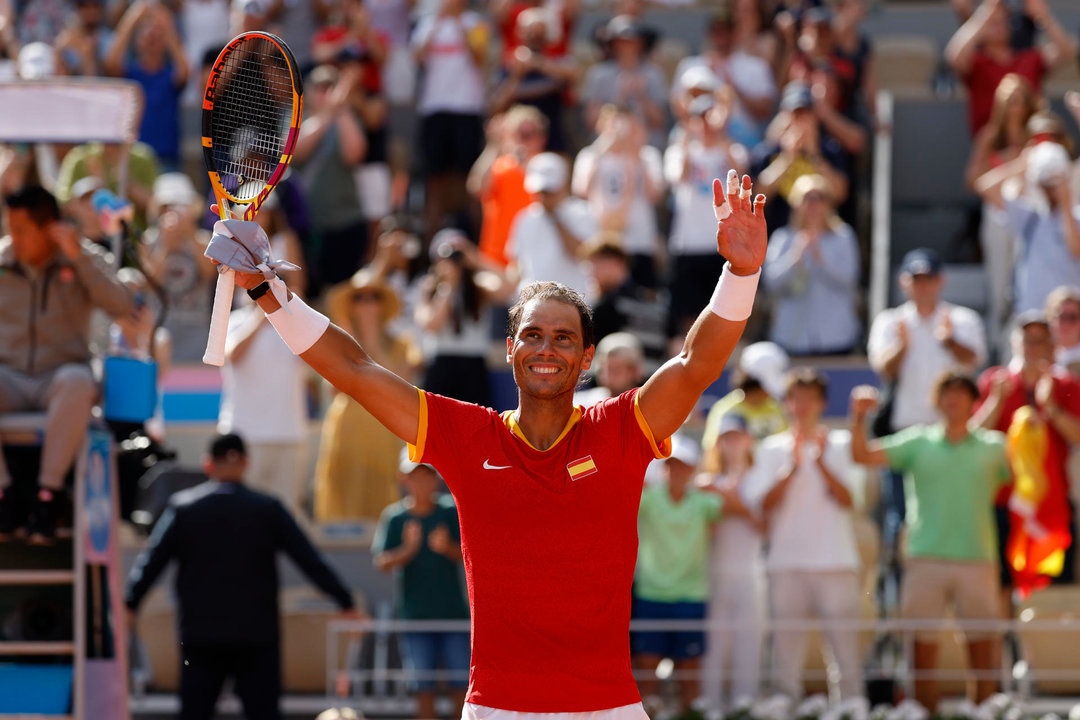 El tenista español Rafael Nadal celebra tras vencer al húngaro Marton Fucsovics en la primera ronda individual masculina de los Juegos Olímpicos de París 2024 en la pista Philippe-Chatrier del complejo de tenis Roland Garros, este domingo en París, Francia. EFE/ Juanjo Martín