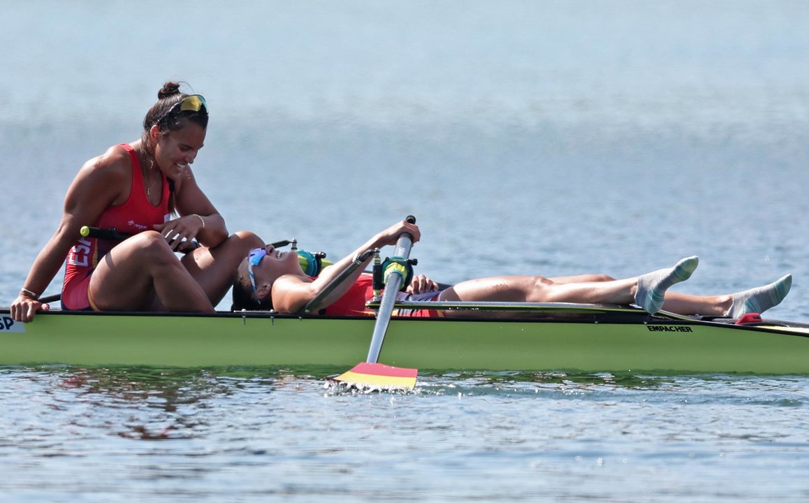 Las españolas Esther Briz Zamorano y Aina Cid I Centelles durante las eliminatorias de remo femenino por parejas de los Juegos Olímpicos de París 2024, en el Estadio Náutico de Vairse sur Marne, este domingo.  EFE/EPA/ALI HAIDER