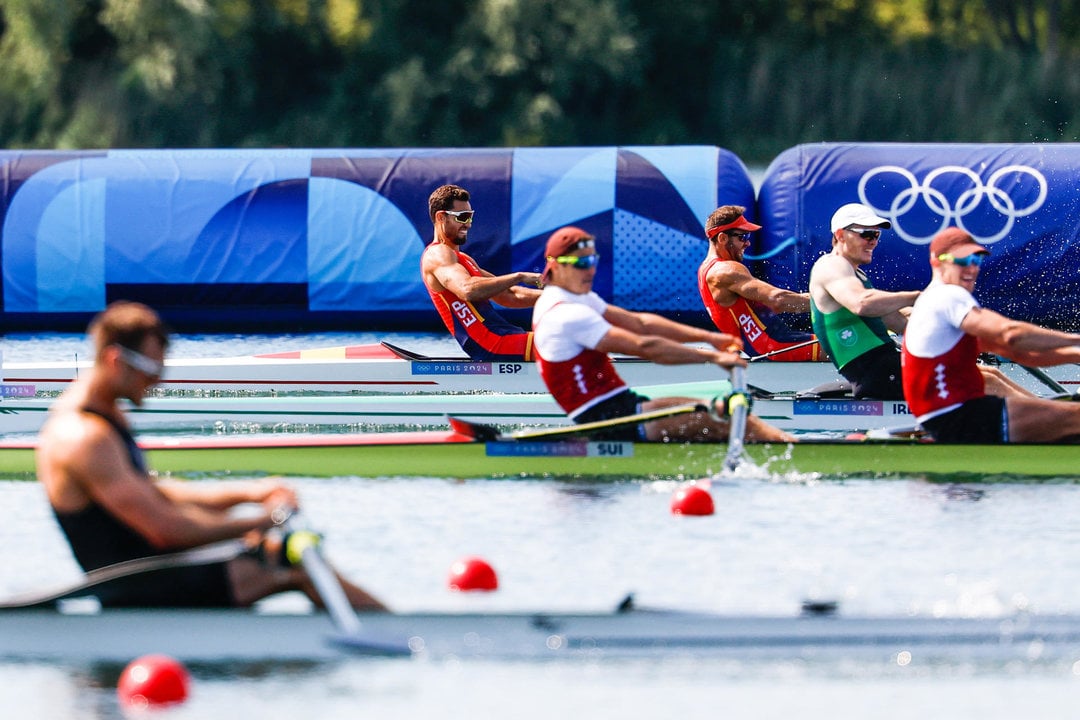 Los españoles Jaime Canalejo Pazos y Javier García Ordoñez durante las eliminatorias masculinas por parejas de los Juegos Olímpicos de París 2024 en el Estadio Náutico de Vairse sur Marne, este domingo. EFE/Fed. española de remo/ Manu Reino