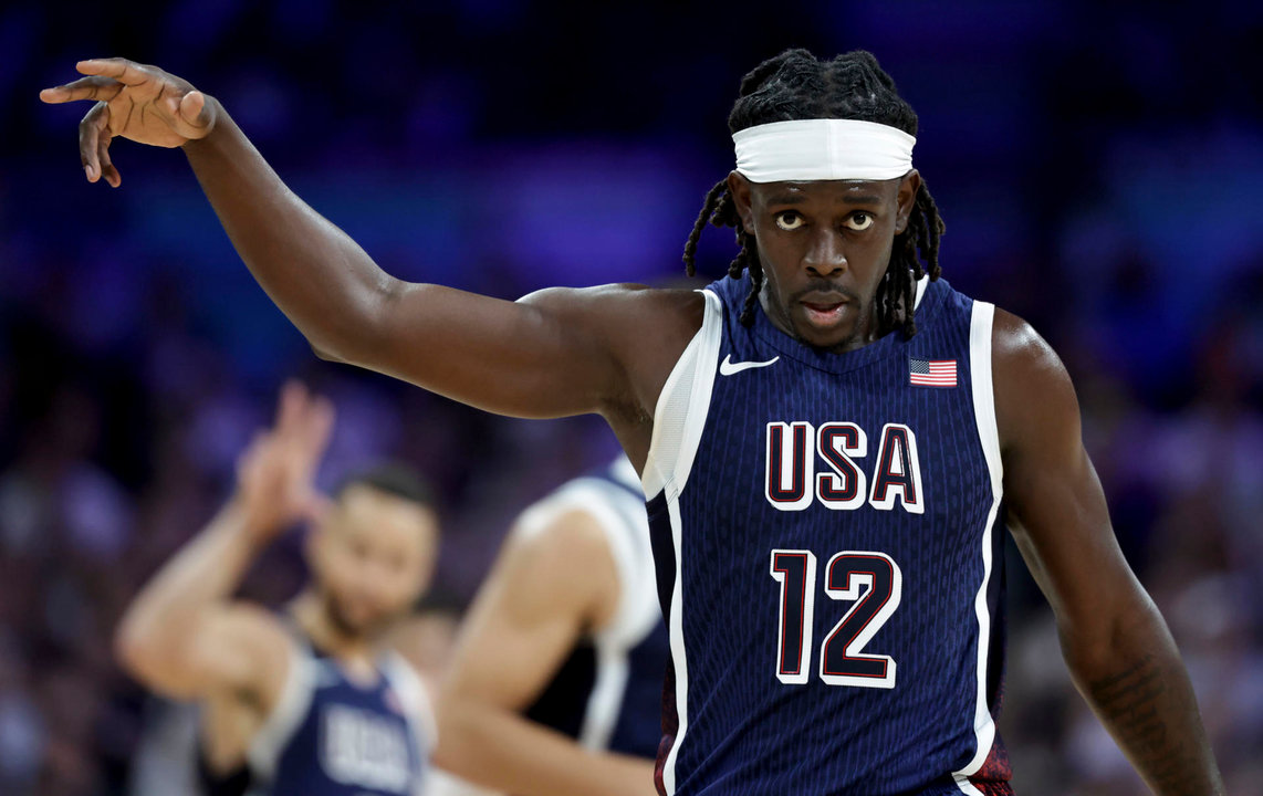 El estadounidense Jrue Holiday en el Pierre Mauroy Stadium de Villeneuve-d'Ascq, Lille, Francia. EPA-EFE/ALEX PLAVEVSKI